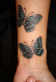 手腕一对绿蝴蝶纹身图案