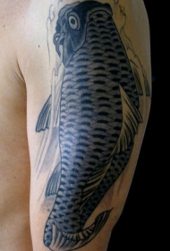 黑色的锦鲤鱼手臂纹身图案