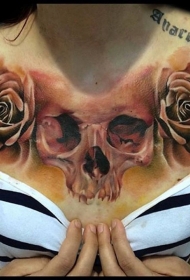 胸部逼真彩色玫瑰花与骷髅纹身图案