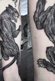 小臂雕刻风格黑色的黑豹纹身图案