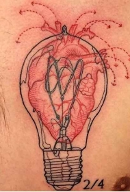 胸部经典的黑色灯泡与红色心脏纹身图案