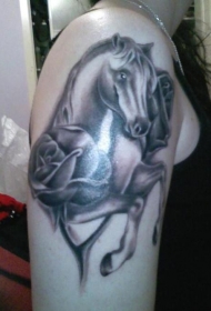 黑色马和玫瑰纹身图案