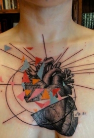 胸部切开的心脏与五彩三角形纹身图案