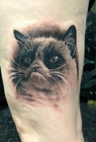 腿上的猫纹身图案