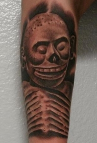 手臂黑灰滑稽的骨架式雕塑纹身图案