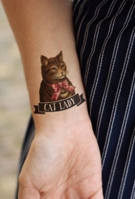 手腕可爱猫和字母纹身图案