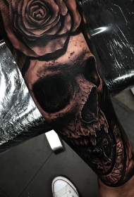 小臂立体逼真的黑色骷髅与玫瑰纹身图案