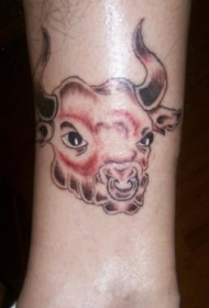 年轻的公牛头部纹身图案