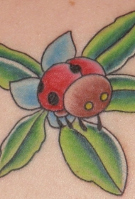 卡通瓢虫和蓝色花朵纹身图案