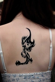 女生背部抽象的部落黑猫纹身图案