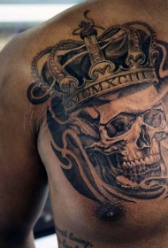 惊人的黑白胸部国王骷髅与皇冠纹身图案