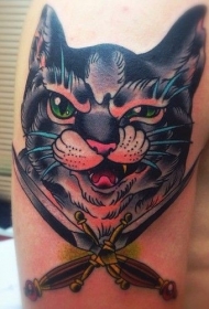 大臂彩绘咧嘴猫和匕首纹身图案