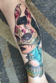墨西哥风格神秘蒙面女郎与蝴蝶纹身图案