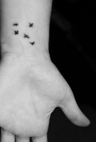 手腕黑色小鸟飞翔纹身图案