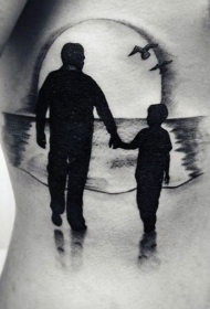 侧肋温馨的父子和夕阳纹身图案