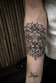 手臂黑色狮子头部几何风格纹身图案