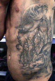 侧肋非常逼真的黑灰水底鲤鱼纹身图案