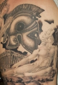 手臂巨大的黑色古希腊头盔纹身图案