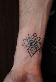 手腕简单的黑色线条几何纹身图案