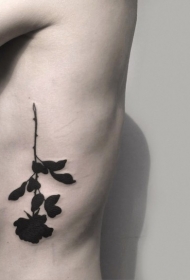 侧肋黑色的神秘玫瑰纹身图案
