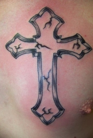 胸部石头十字架纹身图案