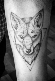 手臂黑色点刺狐狸头与三角形纹身图案