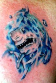 蓝色的鲨鱼在水中纹身图案