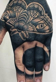 手背个性黑白月亮与蝴蝶纹身图案