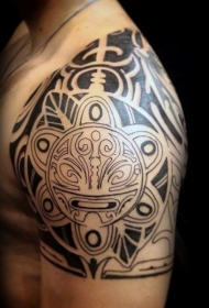 肩部黑色波利尼西亚风格各种饰品纹身图案