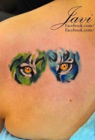 背部蓝色和绿色的老虎眼睛纹身图案