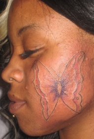 肩部疯狂的蝴蝶纹身图案