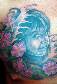 日本男孩肖像花朵胸部纹身图案