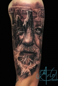 手臂精致的黑灰老巫师肖像与古代遗迹纹身图案