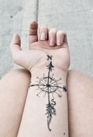 简单的黑色指南针手腕纹身图案