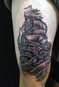 大腿黑灰乌贼与帆船纹身图案