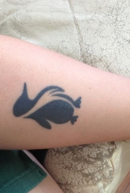 黑色的企鹅剪影手腕纹身图案
