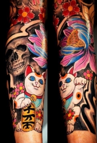 手臂日式彩色招财猫骷髅花朵纹身图案