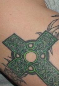 绿色的凯尔特结十字架手臂纹身图案