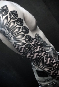 手臂黑色羽毛装饰与图腾纹身图案