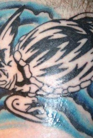 黑色乌龟与蓝色大海纹身图案