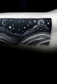 大臂内侧黑色的山区和月亮灯塔纹身图案
