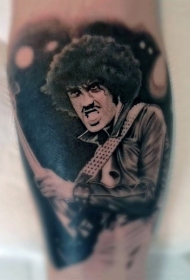 黑白摇滚明星肖像腿部纹身图案