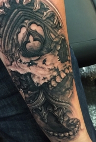 手臂可怕的黑色骷髅与建筑物纹身图案