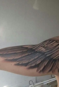 男性大臂黑色的翅膀纹身图案