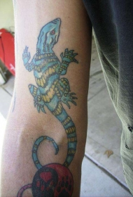 手臂写实黄色和蓝色蜥蜴纹身图案
