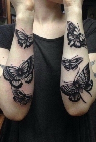 女孩子手臂写实的黑色蝴蝶纹身图案