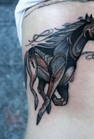 奔跑的黑色马侧肋纹身图案