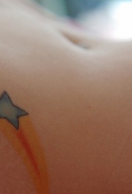 侧肋蓝色的飞翔小星星纹身图案