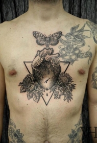 胸部心脏几何与花朵和蝴蝶纹身图案