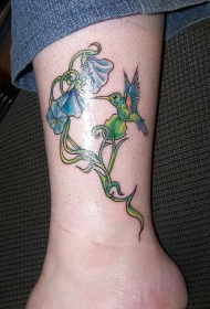 小腿蓝色的花朵与蜂鸟纹身图案